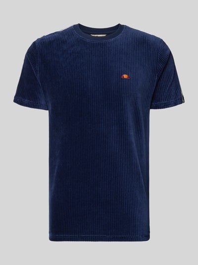 Produktfoto, T-Shirt mit Logo Modell 'MADORI' von Ellesse, bawełniany mix z dodatkiem stretchu, krój regular fit, kolor granatowy, tekstura prążkowana, okrągły dekolt, logo z przodu, długość tyłu w rozmiarze M: 66 cm