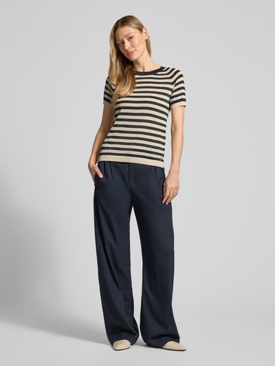 Frauenmodel trägt Regular Fit T-Shirt aus Viskose-Mix in Strick-Optik von Jake*s Collection, beige-schwarz gestreift, Rundhalsausschnitt, elastische Abschlüsse, Ganzkörperansicht von vorne.