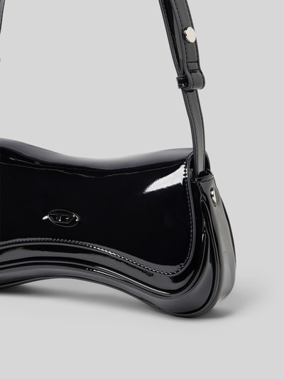 Produktfoto, Shoulder Bag mit Überschlag von Diesel in glänzendem Schwarz, Logo-Detail, schmaler Schulterriemen, Detailaufnahme, Hauptfach mit Überschlag, Innentasche mit Reißverschluss, Maße ca. 21 x 13 x 8 cm.