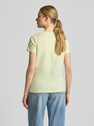 Frauenmodel trägt Slim Fit T-Shirt aus reiner Baumwolle Modell 'ELOVE_EMBRO' von BOSS Orange in Hellgelb, unifarben, Ganzkörperansicht Rückansicht.