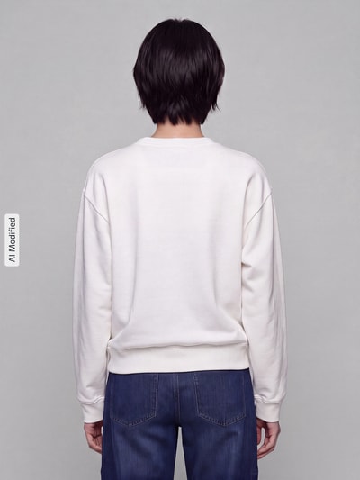 Frauenmodel trägt weißes Regular Fit Sweatshirt aus Baumwoll-Mix Modell 'NEW HERITAGE CREW' von GAP, Damen Sweatshirt, Ganzkörperansicht Rückansicht, KI-modifiziertes Bild.