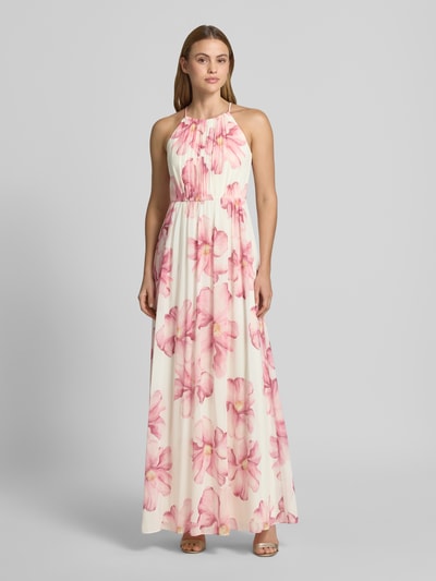 Vrouwenmodel draagt Maxikleid aus Chiffon im Allover-Look van Jake*s Cocktail, witte en roze bloemen, model in a-lijn, plissévouwen, ruglengte maat 36: 150 cm, borstwijdte maat 36: 38 cm, all-over look, plisséstructuur, geheelbeeld van voren