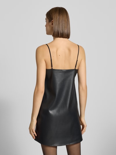 Frauenmodel trägt Regular Fit Minikleid mit Spitzenbesatz in Leder-Optik von Gina Tricot, Rückenlänge 85 cm, Ganzkörperansicht Rückansicht.