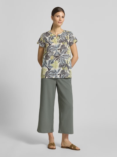 Vrouwenmodel draagt dames culotte met elastische band model 'Siham' van Soyaconcept in materiaalmix met stretch, wide leg, ganzepak vooraan.