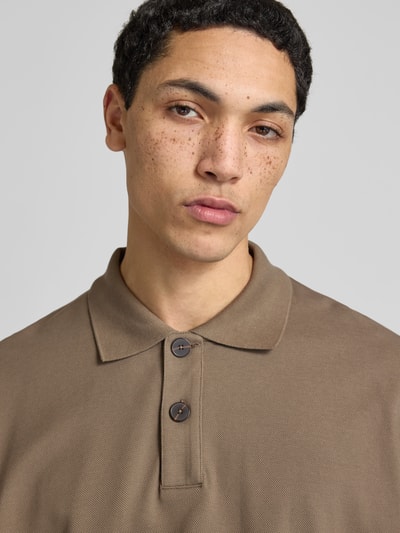 Männermodel trägt Sweatshirt mit gerippten Abschlüssen von ANNARR, Reine Baumwolle, Lockerer-Schnitt, Kentkragen, Kurze-Knopfleiste, Nahaufnahme Oberkörper.