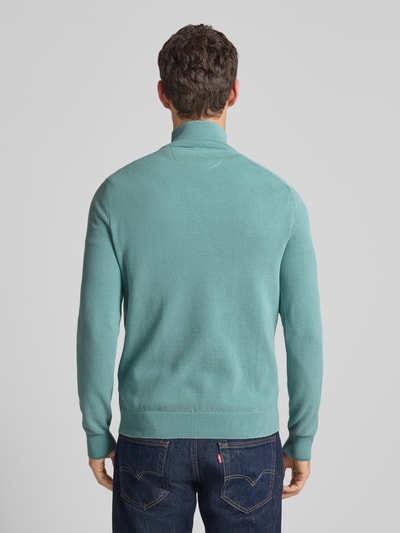 Männermodel trägt Strickpullover mit Troyer-Kragen van Lerros in turquoise, katoen, regular fit, geribde boorden, rugaanzicht, ruglengte 71 cm.