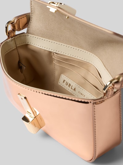 Productfoto, Crossbody Bag mit Klickverschluss Modell 'IRIDE' van FURLA in glanzend design met steekvakken en afneembare schouderband, context: dames crossbody tas, hoofdvak met overslag en kliksluiting, afneembare schouderband, model 'IRIDE', korte draagband, glanzend design, steekvakken, breedte maat 1: 19 cm, lengte maat 1: 12 cm, diepte maat 1: 5 cm, bandlengte maat 1: 108 cm.