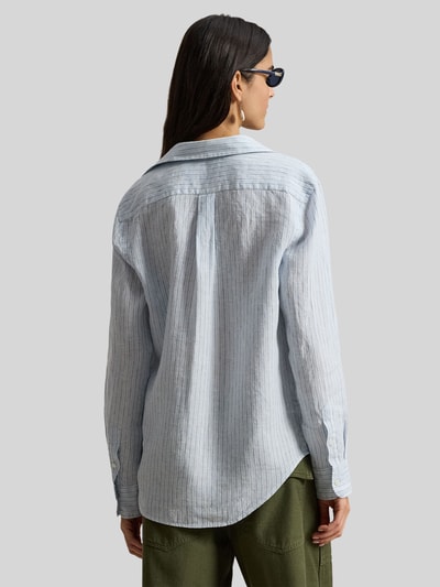 Frauenmodel trägt Hemdbluse aus reinem Leinen von Polo Ralph Lauren mit Streifenmuster, lockerem Schnitt, Rückenlänge 70 cm, Ganzkörperansicht Rückansicht.