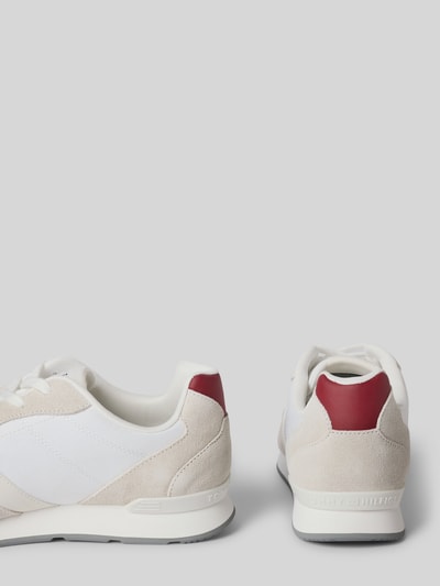 Produktfoto, Low Top Sneaker aus Leder-Mix Modell 'MAXLITE MIX' von Tommy Hilfiger, unifarben weiß-beige mit rotem Akzent, abgerundete Schuhspitze, flache Profilsohle, Label Print, Velours- und Mesh-Textur