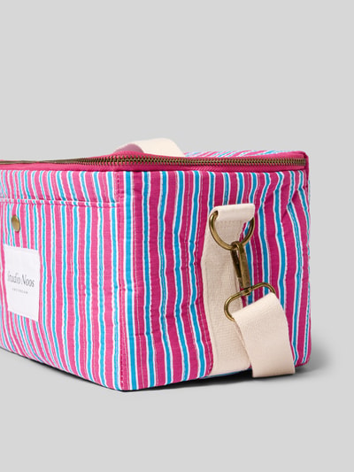 Produktfoto, Kühltasche mit Logo-Patch Modell 'Poplin' von STUDIO NOOS, różowo-niebieskie paski, bawełniana faktura, złote zapięcie, Szerokość w rozmiarze 1: 26 cm, długość: 16 cm, głębokość: 17 cm, długość paska na ramię: 94 cm