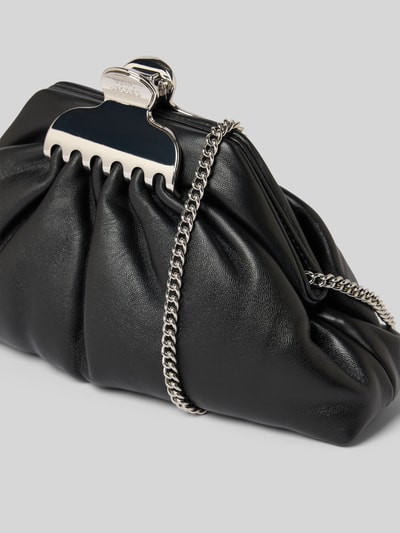 Produktfoto, Clutch aus echtem Lammleder von Marc Jacobs in Schwarz mit Hauptfach, Schnallenverschluss, Ketten-Optik, Raffungen, Logo-Detail, Breite 27 cm, Länge 17 cm, Tiefe 7 cm.