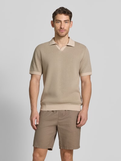 Männermodel trägt Regular Fit Poloshirt in Strick-Optik Modell 'Preston' von Jack & Jones Premium aus Reine Baumwolle, Kurzärmelig, Polokragen, Beige- und Brauntöne, Rückenlänge bei Größe M 70 cm, Ganzkörperansicht von vorne.