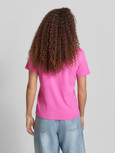 Frauenmodel trägt Damen T-Shirt von Only, Modell 'KITA', Optik: Unifarben, Passform: Slim-Fit, Material: reine Baumwolle, Ganzkörperansicht Rückansicht.