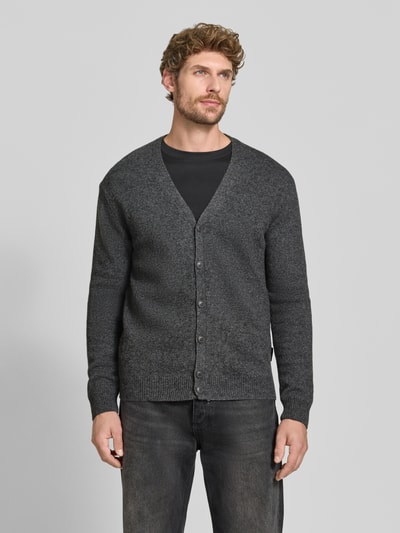 Męski model nosi kardigan z mieszanki bawełny o kroju regular fit, dekolt w serek, listwa guzikowa, Model 'KARL' od Casual Friday, Długość tyłu w rozmiarze M: 70 cm, długość rękawów w rozmiarze M: 70 cm, widok całej sylwetki z przodu