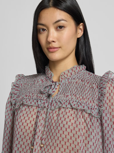 Frauenmodel trägt Regular Fit Bluse mit Schnürung und Rüschen von Christian Berg Woman Selection im Allover-Look, Nahaufnahme Oberkörper.