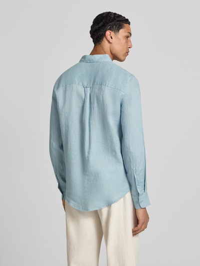 Männermodel trägt Regular Fit Leinenhemd mit Kentkragen Modell 'FLYNN' von Only & Sons, hellblauer Stoff, Herren, Ganzkörperansicht Rückansicht