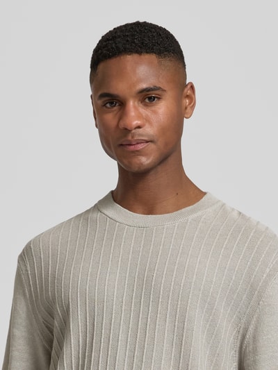 Männermodel trägt Regular Fit T-Shirt aus Leinen-Baumwoll-Mix Modell 'KAJORDINO' von BOSS Orange, Struktur, Optik: Unifarben, Label-Applikation, Rundhals, Kurzarm, Nahaufnahme Oberkörper.