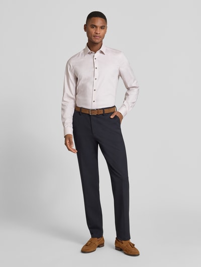 Männermodel trägt Slim Fit Businesshemd aus Baumwoll-Mix mit Kentkragen von OLYMP Level Five, hell, glatte Textur, Ganzkörperansicht von vorne.