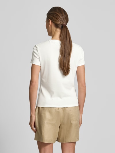 Frauenmodel trägt Regular Fit T-Shirt mit floralem Zierbesatz von Jake*s Casual aus Reine Baumwolle, Rückansicht, Ganzkörperansicht Rückansicht.