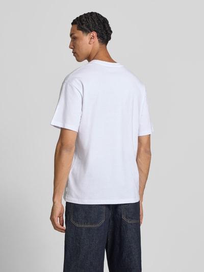 Männermodel trägt Regular Fit T-Shirt mit Rundhalsausschnitt von Jack & Jones aus reiner Baumwolle, 1/2-Arm, Rückenlänge 70 cm, Ganzkörperansicht Rückansicht