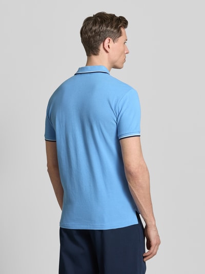 Männermodel trägt Slim Fit Poloshirt aus reiner Baumwolle von Polo Ralph Lauren in Hellblau, Rückansicht, Regular Fit, Piqué-Textur.
