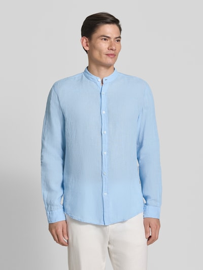 Männermodel trägt Regular Fit Freizeithemd aus reinem Leinen Modell 'RACE_1_M' von BOSS Orange in Hellblau, Ganzkörperansicht von vorne.
