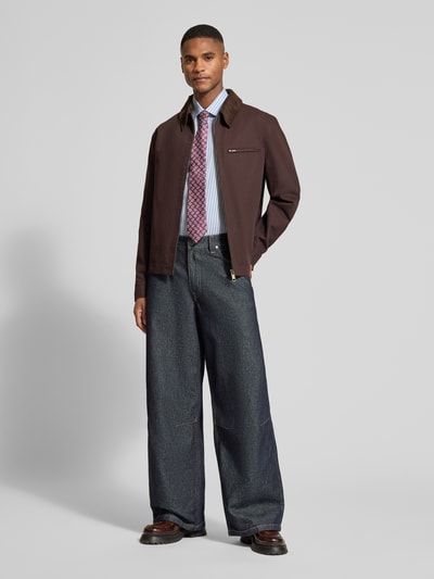 Männermodel trägt Regular Fit Jacke mit Umlegekragen von MCNEAL aus reiner Baumwolle, dunkelbraun, mit Brusttasche, Ganzkörperansicht von vorne.