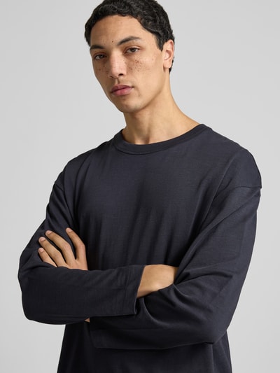 Männermodel trägt Longsleeve mit Rundhalsausschnitt von ANNARR in Dunkelblau aus reiner Baumwolle, Regular Fit, Nahaufnahme Oberkörper.