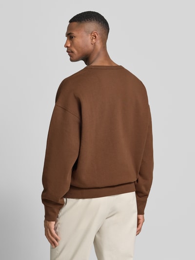 Männermodel trägt Regular Fit Sweatshirt aus Baumwoll-Mix von Polo Ralph Lauren, Optik: Unifarben, Materialverarbeitung: Sweat, Ganzkörperansicht Rückansicht