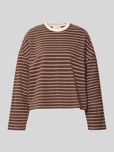Produktfoto, Longsleeve mit Label-Stickerei von OH APRIL, braun mit weißen Streifen, reine Baumwolle, lockere Passform, Rundhalsausschnitt