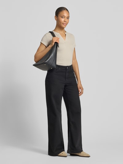 Frauenmodel trägt T-Shirt in Ripp-Optik Modell 'Kleoh' von Someday, Beige mit V-Ausschnitt, Slim Fit, Ganzkörperansicht von vorne.