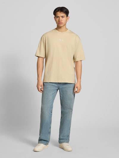 Männermodel trägt Oversized Herren T-Shirt mit 1/2-Arm Modell 'Towson' von Pegador aus reiner Baumwolle, Rundhalsausschnitt, Ganzkörperansicht von vorne.