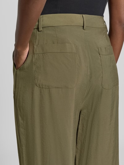 Frauenmodel trägt Straight Fit Hose mit Bundfalten von MORE & MORE in Olivgrün, Modal-Mix, Detailaufnahme Rückansicht
