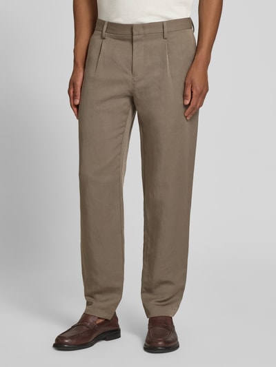 Mannenmodel draagt Slim Fit Hose mit Gesäßtaschen van Roy Robson in beige, katoenmix, steek- en achterzakken, slim fit, vooraanzicht, close-up bovenlichaam.