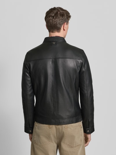 Männermodel trägt Lederjacke mit Reißverschlusstaschen Modell 'JORK' von Mauritius aus echtem Schafsleder, Stehkragen, Slim Fit, Ganzkörperansicht Rückansicht.