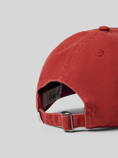 Produktfoto, rote Basecap mit Label-Stitching von Forét, Denim-Look, verstellbarer Riegel, sichtbare Steppnähte, Nahaufnahme Rückseite