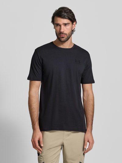 Męski t-shirt Regular Fit T-Shirt mit Logo-Print Modell 'Left' von Under Armour, mieszanka bawełny, okrągły dekolt, długość tyłu w rozmiarze M: 72 cm, krój regular fit, nadruk z logo, całkowity widok z przodu
