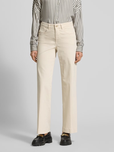 Frauenmodel trägt Wide Fit Stoffhose im 5-Pocket-Design Modell 'Rich' von MAC im cremefarbenen Baumwoll-Mix, Ganzkörperansicht von vorne. Bundweite 41 cm, Innenbeinlänge 79 cm, mit Knopf- und Reißverschluss.