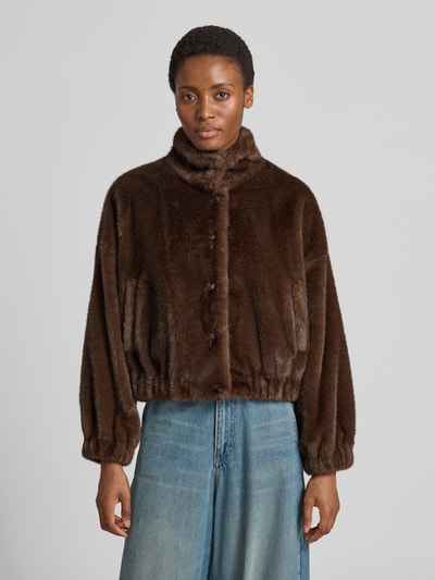 Frauenmodel trägt Regular Fit Jacke mit Reverskragen Modell 'WKDCOLIBRI' von Weekend Max Mara, braune Farbe, weiche Textur, Damen Blazer, Ganzkörperansicht von vorne.