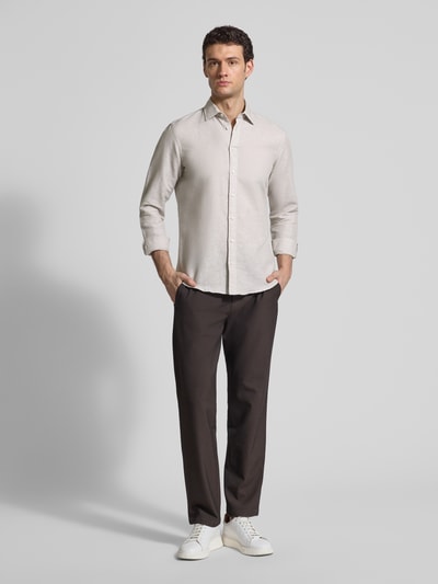 Männermodel trägt Regular Fit Vrijetijdsoverhemd uit mix van katoen en linnen van Jake*s, licht beige, met Kentkraag en knoopsluiting, ruglengte 75 cm, schouderbreedte 50 cm, mouwlengte 66 cm, Ganzkörperansicht van voren.