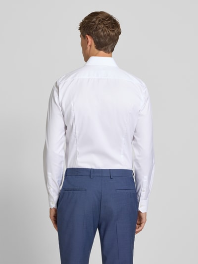 Männermodel trägt weißes Slim-Fit Businesshemd aus reiner Baumwolle Modell 'H-HANK-SP-B1' von BOSS, Herren Businesshemd, Ganzkörperansicht Rückansicht.