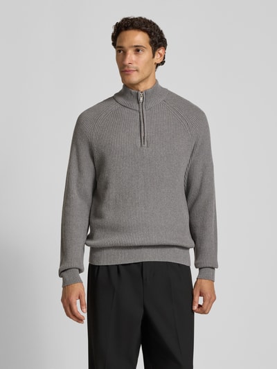 Männermodel trägt Regular Fit Troyer aus reiner Baumwolle von Matinique in Grau mit Rippenstrickstruktur, Ganzkörperansicht von vorne. Herren Troyer von Matinique.