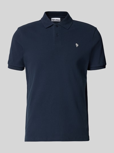 Produktfoto, Modern Fit poloshirt met logo-stitching van REVIEW in navy, katoenmix, polokraag, korte knoopsluiting, ruglengte maat M 65 cm