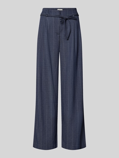Produktfoto, Hose aus Viskose-Mix mit Bindegürtel Modell 'KATE PINELLE' von ICHI, dunkelblauer Allover-Look, weites Bein, Bundfalten, sichtbare Textur des Stoffs, Stretch-Anteil, Bundweite 37 cm, Innenbeinlänge 78 cm, dezente Streifen