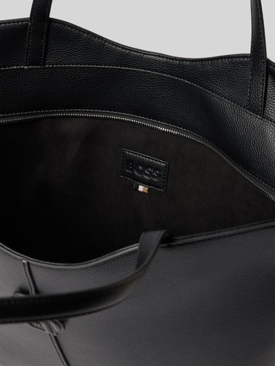 Produktfoto, Shopper mit Logo Detail von BOSS in Optik: Unifarben, Verschluss: Reißverschluss, Aufteilung: Innentasche, 2 Tragehenkel, Logo-Detail, schwarze strukturierte Oberfläche