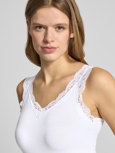 Frauenmodel trägt Slim Fit Tank Top aus Viskose-Mix Modell 'BARBERA LACE' von Pieces, unifarben, V-Ausschnitt, Nahaufnahme Oberkörper.