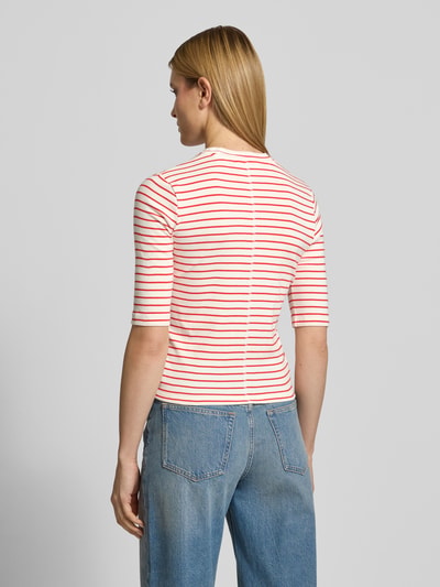 Vrouwenmodel draagt T-shirt met 3/4-mouw van Lanius in rood-wit gestreept puur katoen, slim fit, ronde hals, ruglengte maat 36: 53 cm, volledig zicht rugaanzicht.