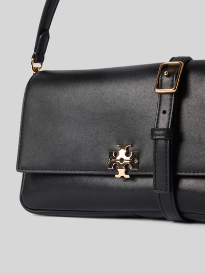 Produktfoto, Handtasche mit Klickverschluss und Tragehenkel von Tory Burch in Schwarz mit goldfarbenem Klickverschluss, glatte Oberfläche, Hauptfach mit Überschlag, Innenfach mit Reißverschluss, Tragehenkel und Schulterriemen, Maße ca. 24 cm Breite, 13 cm Länge, 8 cm Tiefe, Schulterriemen ca. 122 cm.