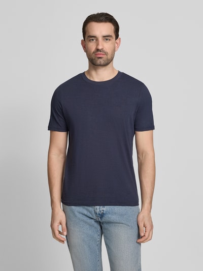 Männermodel trägt Regular Fit T-Shirt mit Rundhalsausschnitt von MCNEAL in Dunkelblau, reine Baumwolle, Ganzkörperansicht von vorne.
