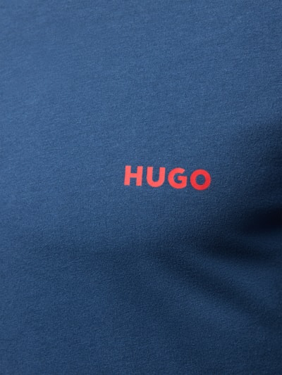 Produktfoto, glattes blaues Baumwollmaterial mit rotem HUGO-Logo, Regular Fit Langarmshirt aus reiner Baumwolle im 3er-Pack von HUGO, Herren T-Shirt-Set